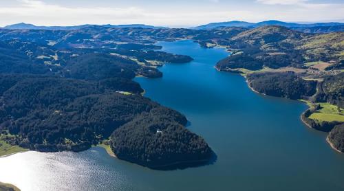 an aerial view of a lake in the mountains at Stylish Apt TERINA - Le Lincelle, Lamezia - bright, spacious, elegant and with terrace in SantʼEufemia Lamezia