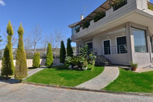 Taman di luar Villa Constangie