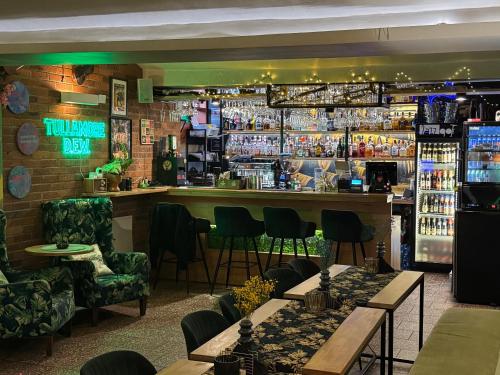 bar w restauracji ze stołami i krzesłami w obiekcie Jazzgot Apartamenty w Zielonej Górze