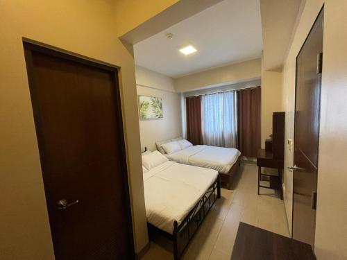 Ένα ή περισσότερα κρεβάτια σε δωμάτιο στο Cebu Mactan Newtown Family Condo