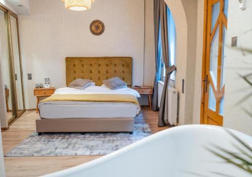 a bedroom with a bed in a room at Barrique Garden in Braşov