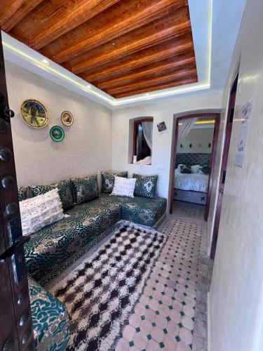 a living room with a couch and a ceiling at Gite ECOPARADIS in Madagh