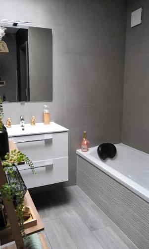 Φωτογραφία από το άλμπουμ του Ô Spa Privatif - Luxury Suite - JACUZZI-SAUNA-NETFLIX-FISHSPA-SERVIETTES-PEIGNOIRS-SANDALES-CAFE σε Morlanwelz-Mariemont
