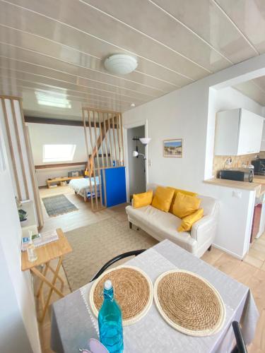 un salon avec un canapé et une table dans l'établissement Appt Av de la Mer, à Dunkerque