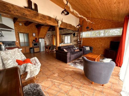 - un salon avec des canapés et des chaises dans une maison dans l'établissement Gîte équestre de Calvares, à Mirandol-Bourgnounac