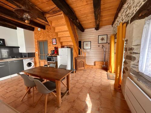 - une cuisine avec une table en bois dans une chambre dans l'établissement Gîte équestre de Calvares, à Mirandol-Bourgnounac