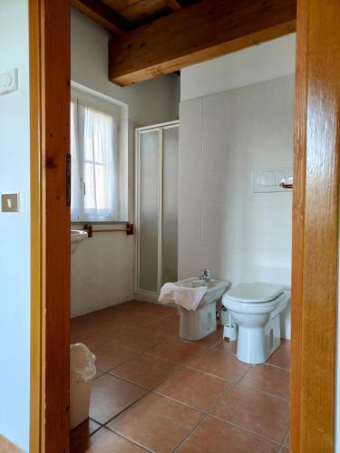 a bathroom with a toilet and a sink at Villa Luisa in Ziano Piacentino
