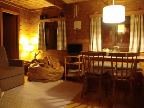 uma sala de estar com um sofá e uma mesa num quarto em Cabana de Santo António em Vila Nova de Cerveira