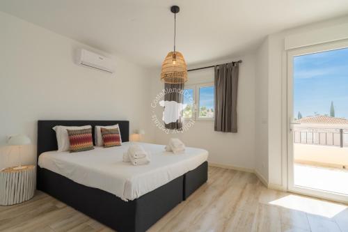 Un dormitorio con una cama grande y una ventana grande en CostaBlancaDreams Bernia Views in Calpe, en Empedrola