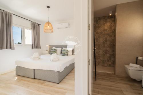 Un dormitorio blanco con una cama y un baño. en CostaBlancaDreams Bernia Views in Calpe, en Empedrola