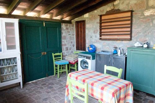 Billede fra billedgalleriet på Traditional Stone Villa, Spacious Seaside Retreat i Lióta