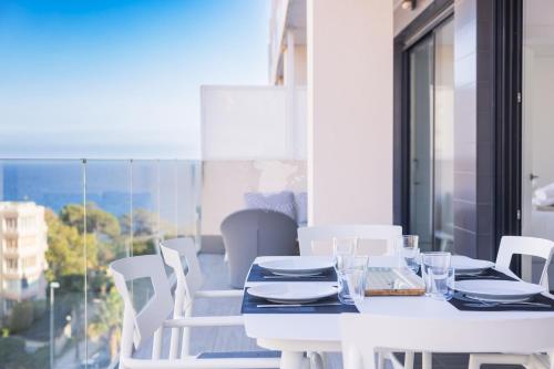 a white dining table with white chairs and a window at CostaBlancaDreams Calpe Beach 2 6O in Calpe in Calpe