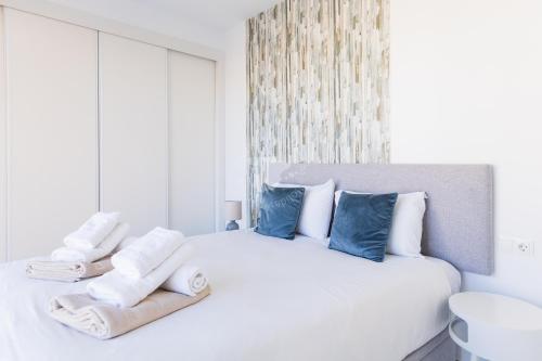 sypialnia z białym łóżkiem i ręcznikami na nim w obiekcie CostaBlancaDreams Calpe Beach 2 6O in Calpe w mieście Calpe