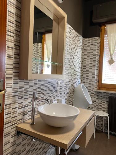 a bathroom with a sink and a mirror at B&B IL QUADRIFOGLIO in Iesi