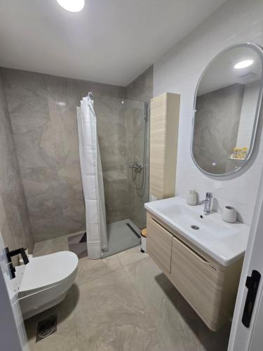 Et badeværelse på Sunny lux apartman II