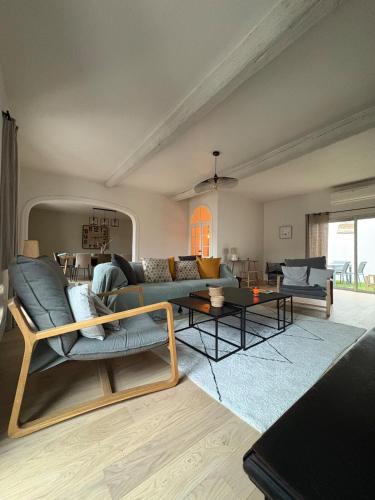 un salon avec un canapé et une table dans l'établissement La Vigneronne, à Pomérols