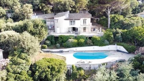 Villa avec grande terrasse vue mer