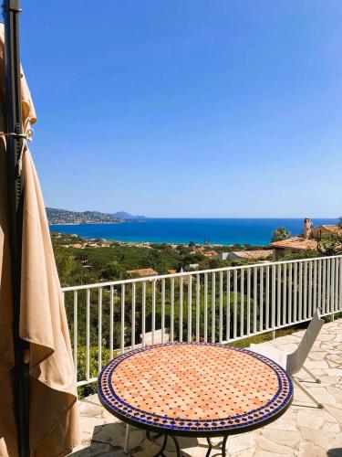 Villa avec grande terrasse vue mer