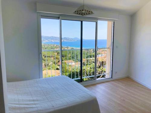 Villa avec grande terrasse vue mer