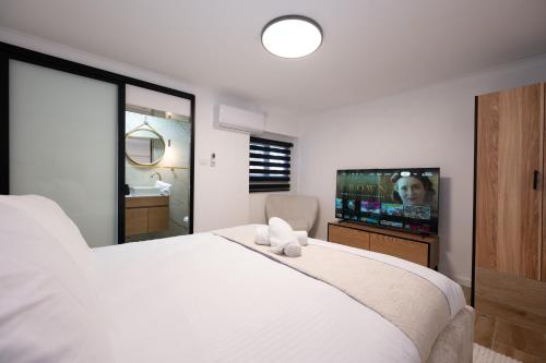 Una cama o camas en una habitación de Siena - סוויטה משפחתית מהממת עם בריכה פרטית וג'קוזי ליד הכנרת