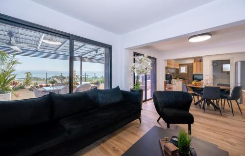 Χώρος καθιστικού στο Siena - סוויטה משפחתית מהממת עם בריכה פרטית וג'קוזי ליד הכנרת