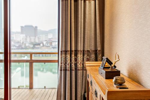 張家界市にあるZhangjiajie Waterfront Huajian & Tianmen National Forest Park Storeのギャラリーの写真