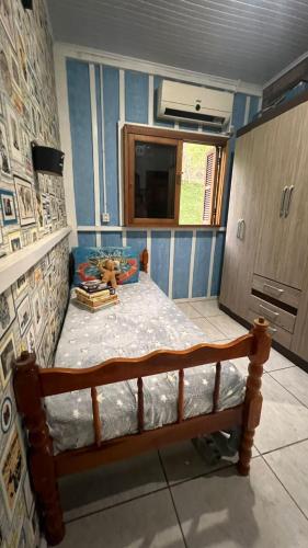 Marques de SousaにあるSíTIO DO LILIの部屋の中にベッドがある小さな寝室