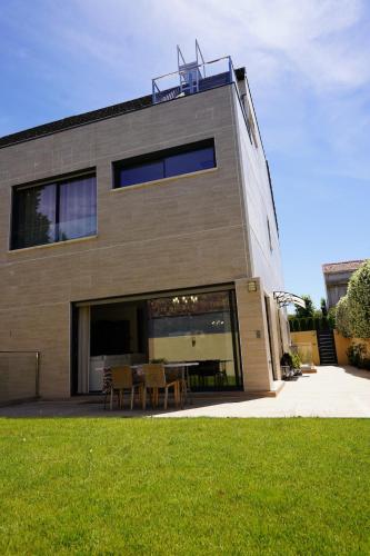 complete luxury house with garden