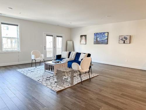 Posezení v ubytování Spacious Luxury at One Loudoun