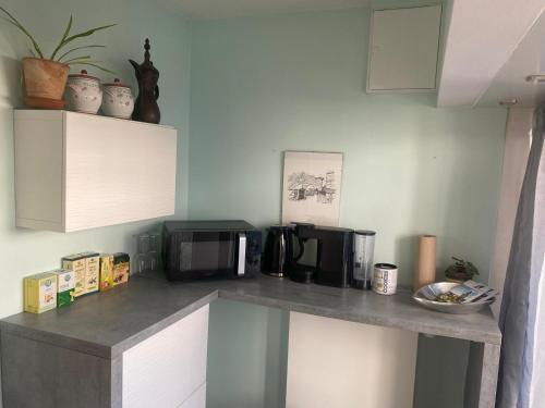 a kitchen with a counter top with a microwave and a microwave at Häuschen mit Gartenblick in Idstein