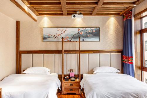 Zhangjiajie Waterfront Huajian & Tianmen National Forest Park Storeにあるベッド