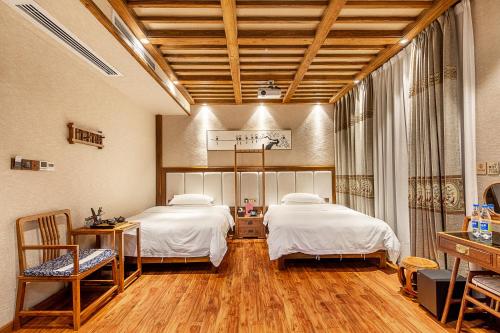 Zhangjiajie Waterfront Huajian & Tianmen National Forest Park Storeにあるベッド