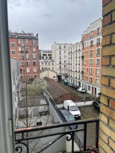 une vue d'un parking depuis un balcon dans l'établissement Appartement, à Aubervilliers
