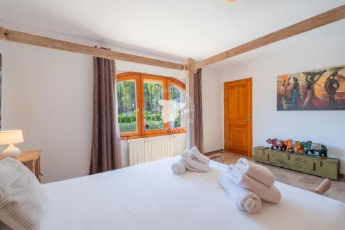 une chambre avec un grand lit et une fenêtre dans l'établissement CostaBlancaDreams Casa Alegria in Benissa, à Calp