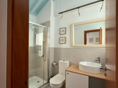 Ένα μπάνιο στο Casa Duplex en centro granada- Parking Opcional