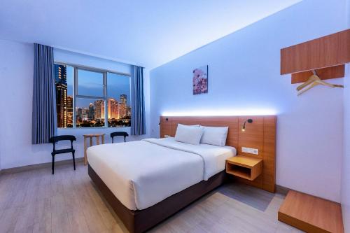 Postel nebo postele na pokoji v ubytování Grand Thamrin Hotel