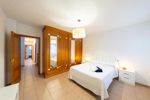 ein Schlafzimmer mit zwei Betten und einem Spiegel in der Unterkunft Dúplex La Casilla in San José