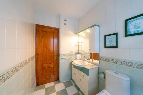 ein Badezimmer mit Toilette, Waschbecken und Spiegel in der Unterkunft Dúplex La Casilla in San José