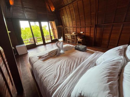 Ένα ή περισσότερα κρεβάτια σε δωμάτιο στο Ringsun Homestay Uluwatu