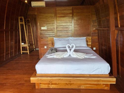 Ένα ή περισσότερα κρεβάτια σε δωμάτιο στο Ringsun Homestay Uluwatu