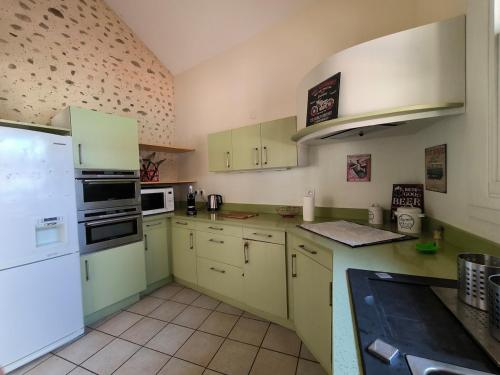 Dapur atau dapur kecil di Villa Roumentas - 8 pers - Vue vallée & Piscine