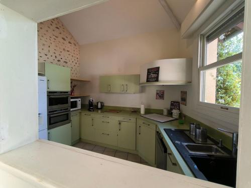 Dapur atau dapur kecil di Villa Roumentas - 8 pers - Vue vallée & Piscine