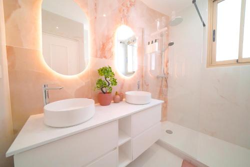 une salle de bain avec deux lavabos et un miroir dans l'établissement Monaco - Charm and comfort 4-6 people with parking, à Beausoleil
