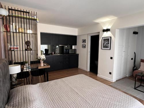 un salon avec un lit et une cuisine dans l'établissement Modern studio in the hearth of Cannes just a few steps from the Croisette beach front and shops - 2242, à Cannes