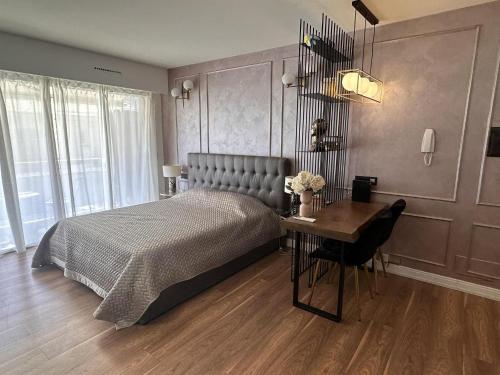 une chambre avec un lit, une table et un bureau dans l'établissement Modern studio in the hearth of Cannes just a few steps from the Croisette beach front and shops - 2242, à Cannes