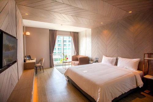 Postel nebo postele na pokoji v ubytování Golden City Rayong Hotel