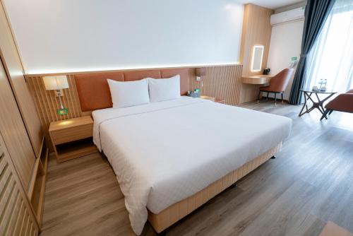 a bedroom with a large bed in a hotel room at ATOUR Phoenix Hotel in Bắc Ninh
