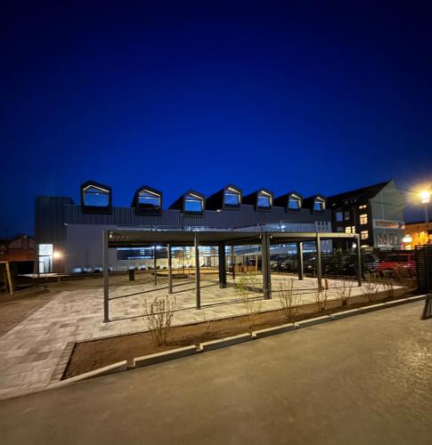 a building at night with the lights on at Nordhäuser Fürstenhof & TinySky-Resort in Nordhausen