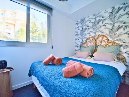 - une chambre avec 2 lits dotés de draps bleus et d'oreillers roses dans l'établissement Magnifique Appartement avec Vue Mer Panoramique, à Nice