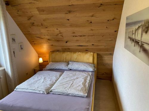 a bed in a room with a wooden ceiling at Wohnung nahe Jacobs Uni und Knoops Park in Bremen
